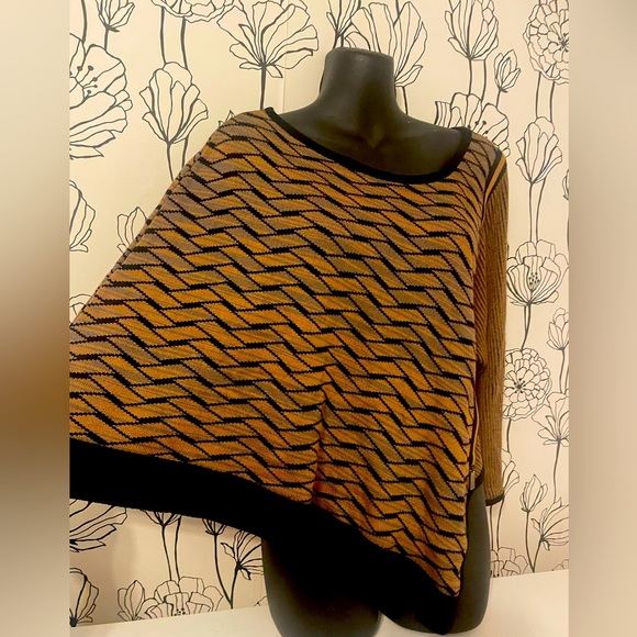 Gaspari. Dino Gaspari Montreal. Hybrid Sweater Cape. Definite Outlander vibes. - Picture 2 of 8